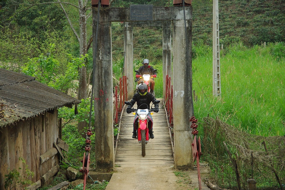 https://toursvietnamontrails.com/wp-content/uploads/2017/07/motorbike-tour-northern-vietnam-13-1.jpg