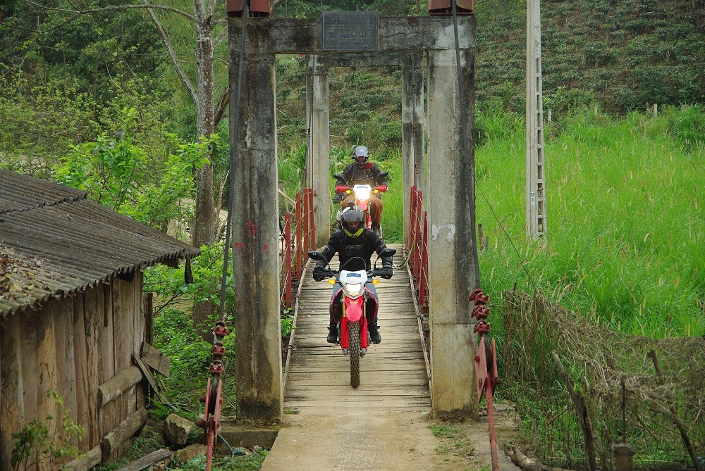 https://toursvietnamontrails.com/wp-content/uploads/2017/07/motorbike-tour-northern-vietnam-13.jpg
