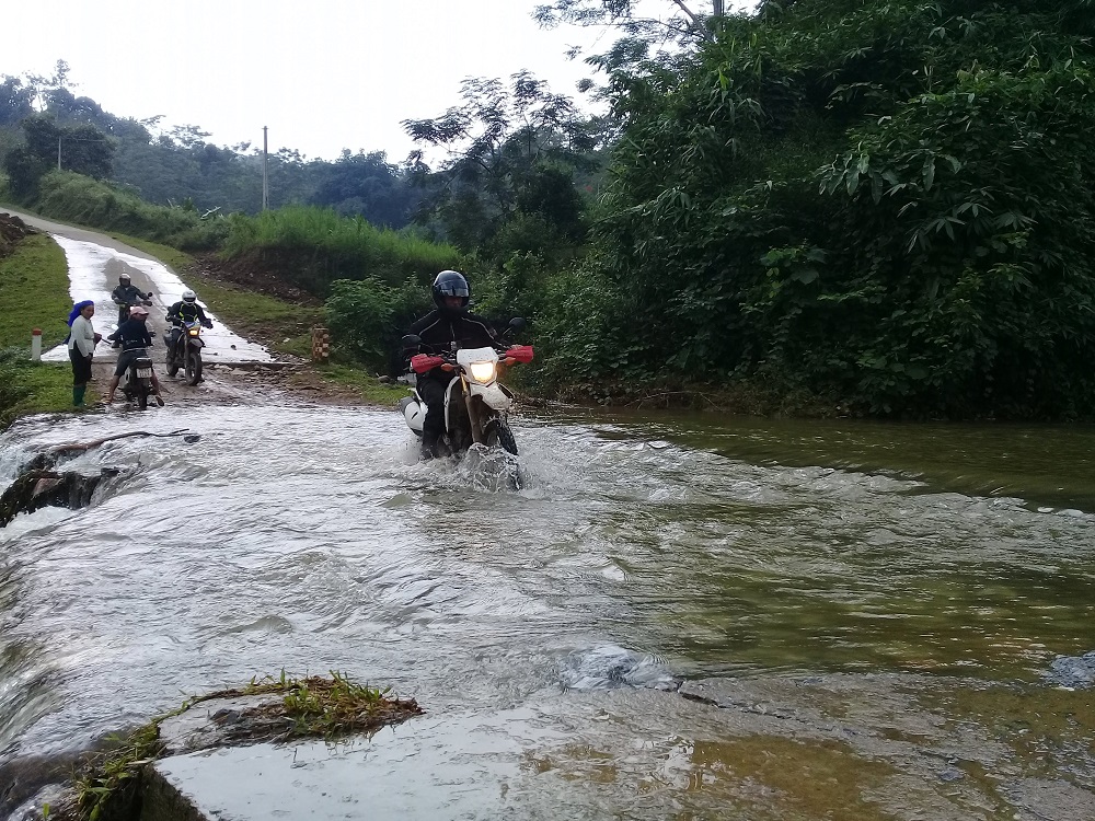 https://toursvietnamontrails.com/wp-content/uploads/2017/07/motorbike-tour-northern-vietnam-20.jpg