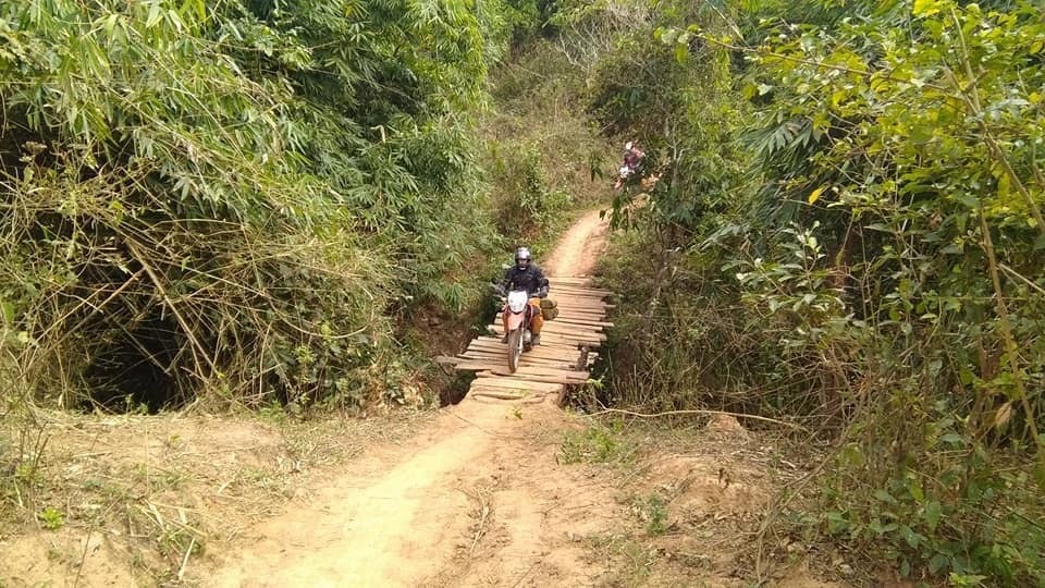 https://toursvietnamontrails.com/wp-content/uploads/2017/07/motorbike-tour-northern-vietnam-6.jpg
