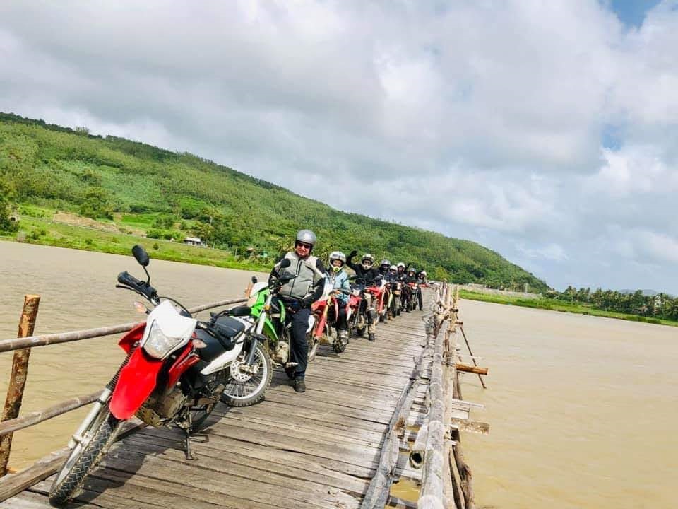 https://toursvietnamontrails.com/wp-content/uploads/2017/07/motorbike-tour-vietnam-17.jpg