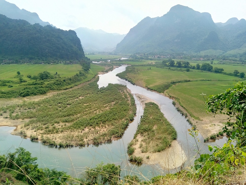 https://toursvietnamontrails.com/wp-content/uploads/2017/07/motorbike-tour-vietnam-6.jpg