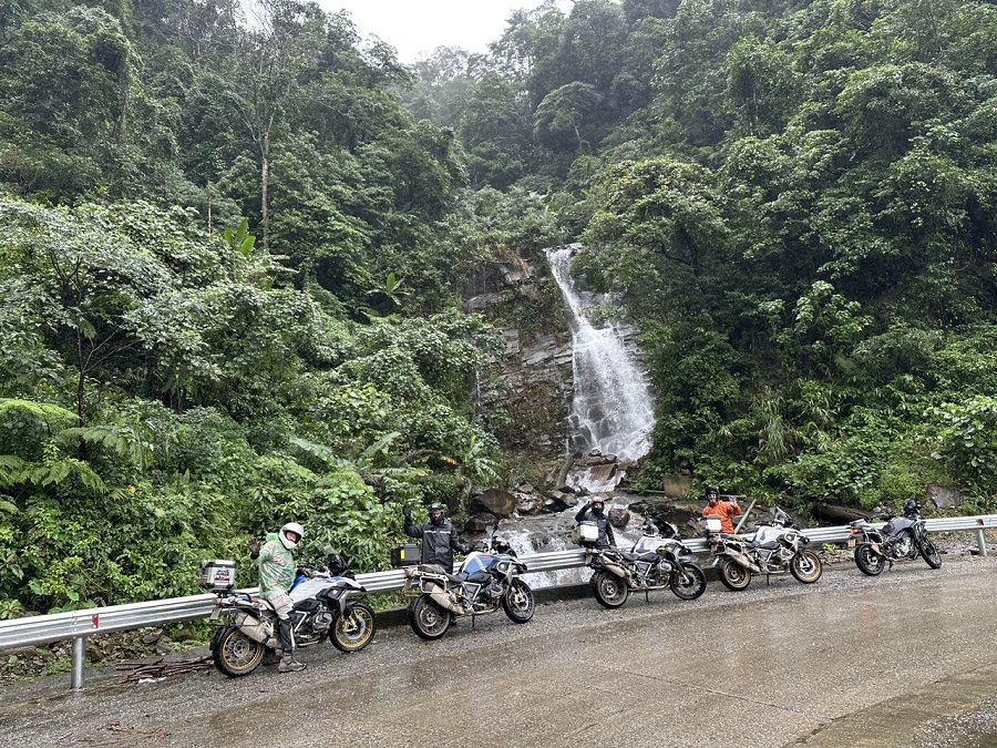 https://toursvietnamontrails.com/wp-content/uploads/2025/12/bmw-gs-tours-vietnam-1-300x225.jpg